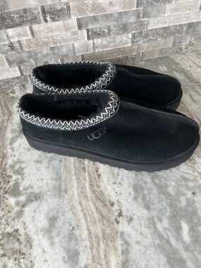 UGG Black Suede Slip-On Ankle Slippers with Contrast Trim no box never worn